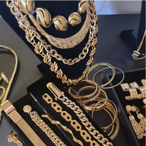 Huge 2 LB Vintage 2 Now Jewelry Lot- MYSTERY BOX~ Gold Silver Rhinestone Pearls - Picture 4 of 16